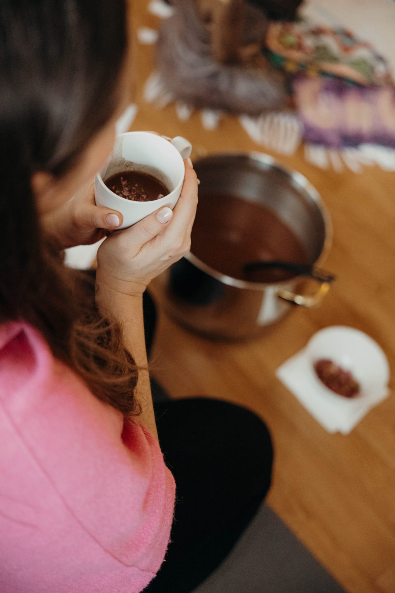 Hände halten eine Tasse Kakao beim Retreat